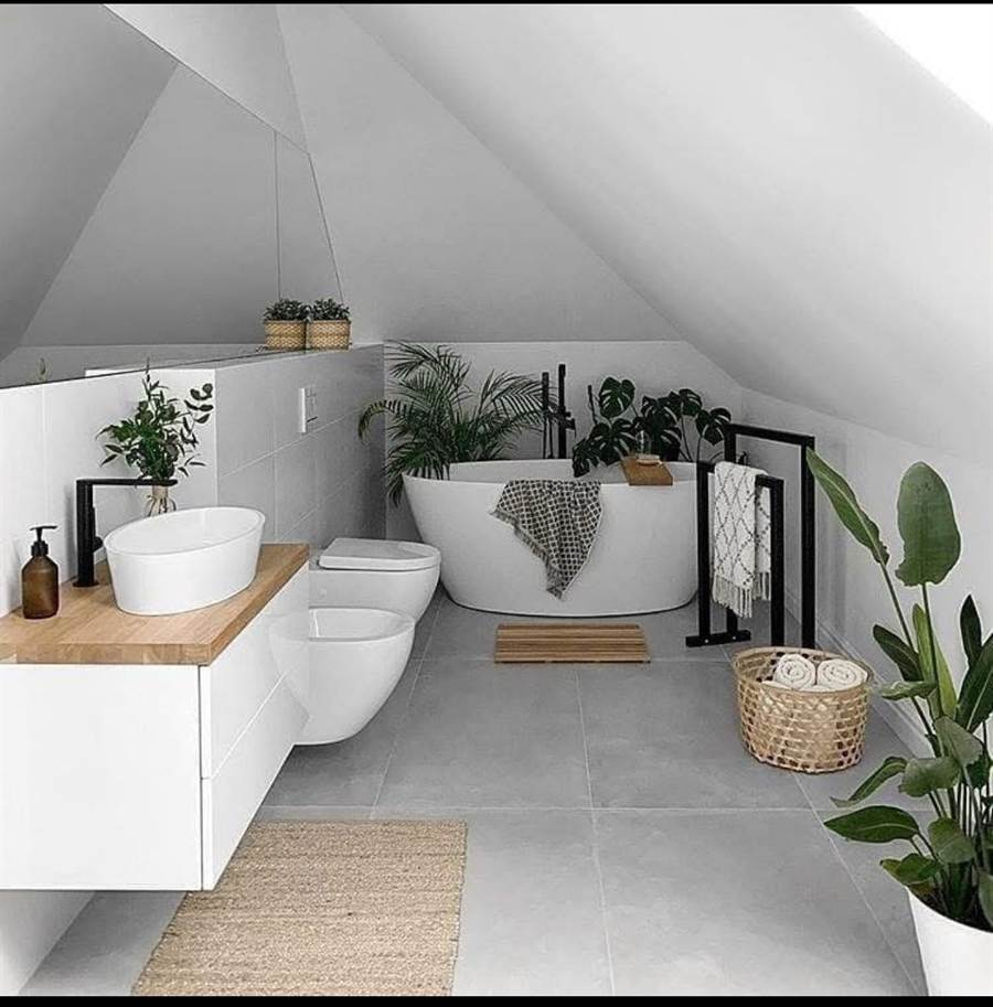 Saniertes Dachbad mit freistehender Wanne und bodengleicher Dusche